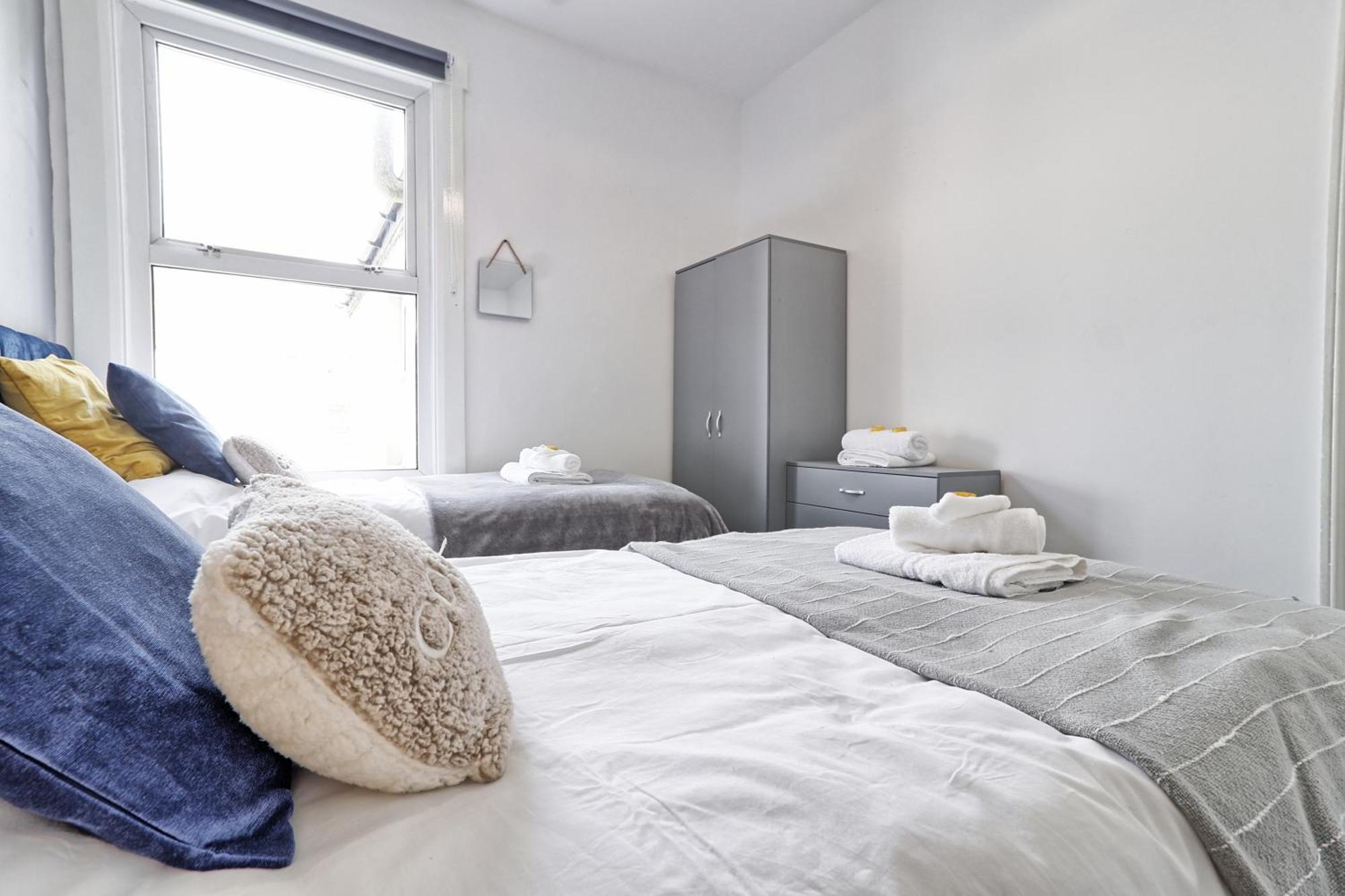 Beautiful Spacious Four Bedroom House With Parking For 2 Cars, 5 Minute Walk To Southend Station Ngoại thất bức ảnh