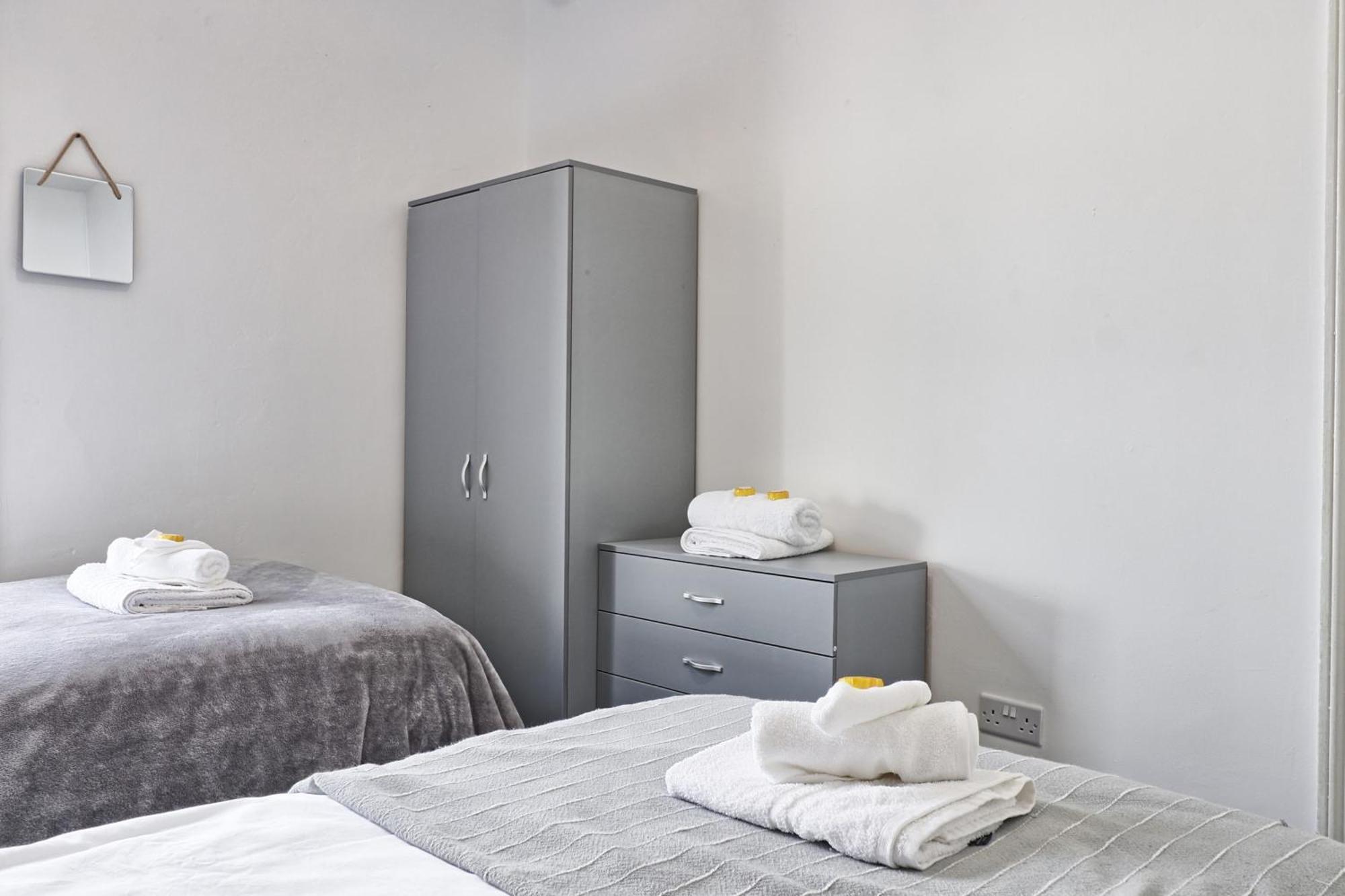 Beautiful Spacious Four Bedroom House With Parking For 2 Cars, 5 Minute Walk To Southend Station Ngoại thất bức ảnh