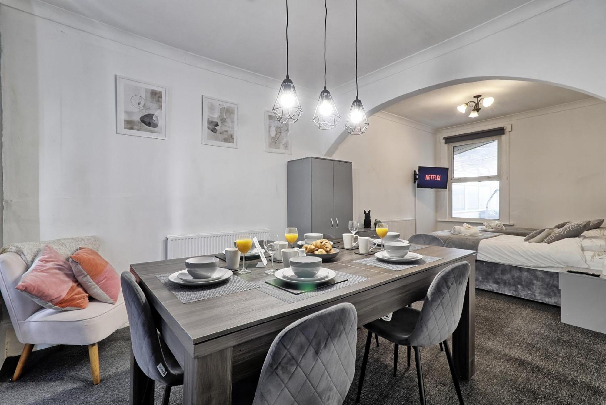 Beautiful Spacious Four Bedroom House With Parking For 2 Cars, 5 Minute Walk To Southend Station Ngoại thất bức ảnh