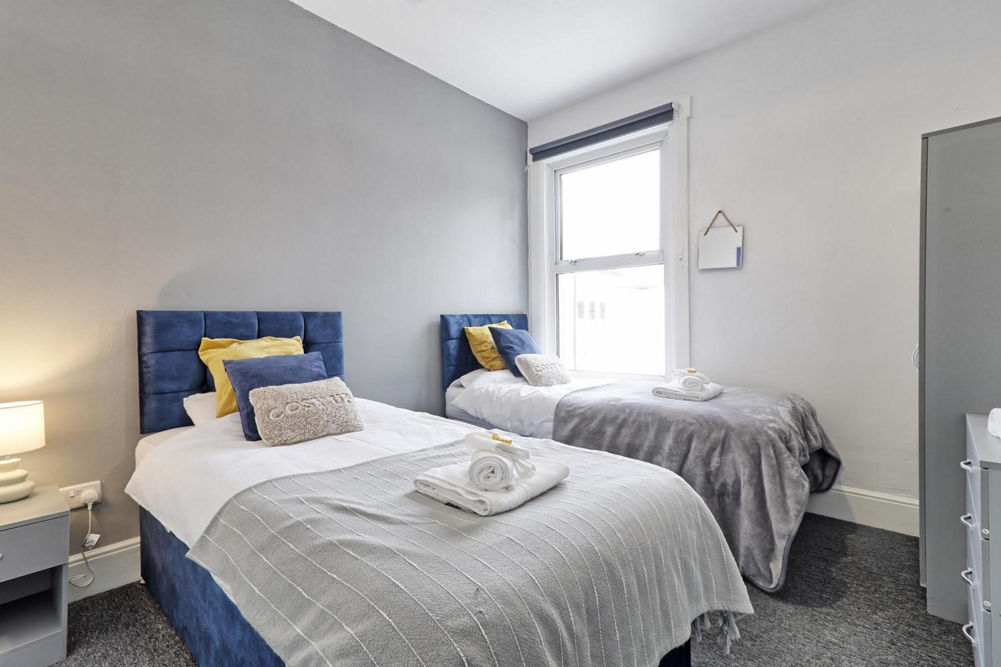 Beautiful Spacious Four Bedroom House With Parking For 2 Cars, 5 Minute Walk To Southend Station Ngoại thất bức ảnh