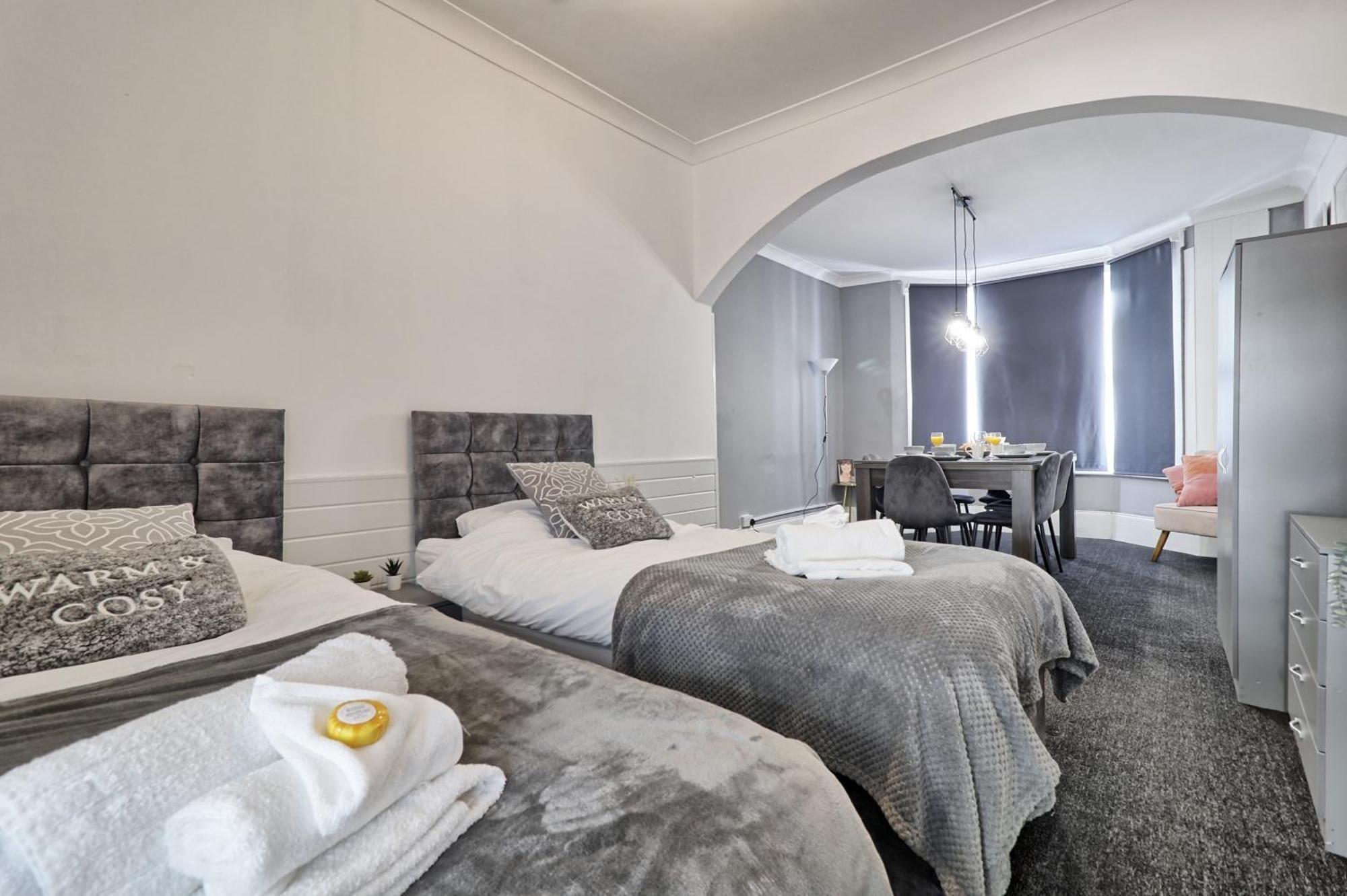 Beautiful Spacious Four Bedroom House With Parking For 2 Cars, 5 Minute Walk To Southend Station Ngoại thất bức ảnh
