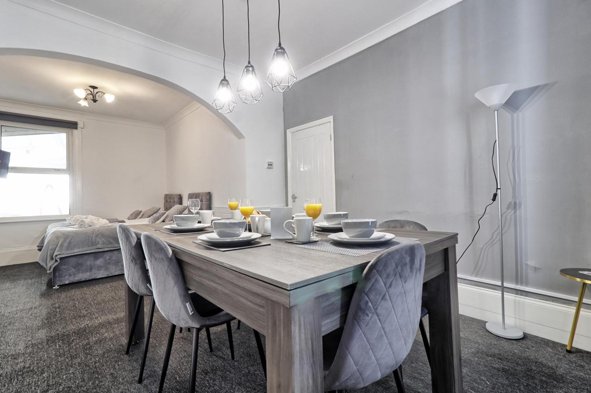 Beautiful Spacious Four Bedroom House With Parking For 2 Cars, 5 Minute Walk To Southend Station Ngoại thất bức ảnh